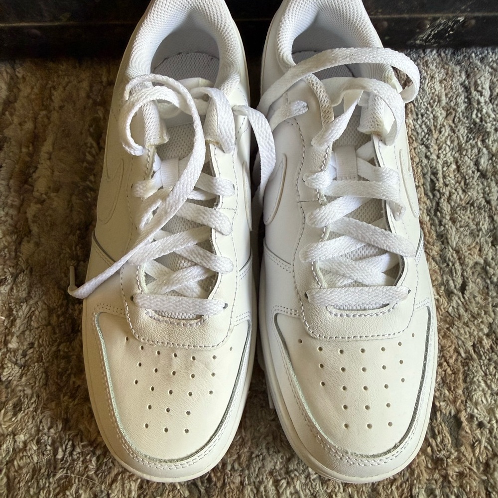 Nike White Sneakers (Size Boys 6Y)